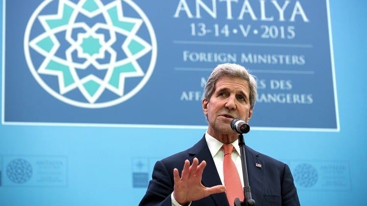 كيري: تطبيق اتفاقات مينسك يتطلب إقامة تعاون بين كييف وروسيا و"الانفصاليين" 1 U.S. Secretary of State John Kerry speaks at the NATO Foreign Minister's Meeting in Antalya, Turkey May 13, 2015. REUTERS/Joshua Roberts - RTX1CPUC