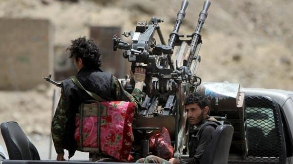 قتل أكثر من 13 مسلحاً حوثياً وتدمير كاتيوشا ودبابة 1 Houthi militants ride in a patrol truck in Sanaa May 2, 2015. REUTERS/Mohamed al-Sayaghi