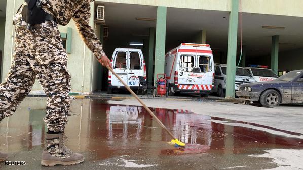 الميليشيات المتشددة تشن قصفا على الأحياء السكنية في بنغازي. 1 A man removes the blood of victims on the ground after a rocket hit a medical center on Friday, killing three people, medics said, in eastern Benghazi, Libya May 1, 2015. Picture taken May 1, 2015. REUTERS/Stringer