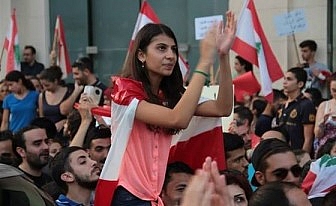 مظاهرة طلعت ريحتكم اخبار لبنان 30-8-2015 صور بنات لبنان 2016 في المظاهرة 3 صور بنات لبنان 2016