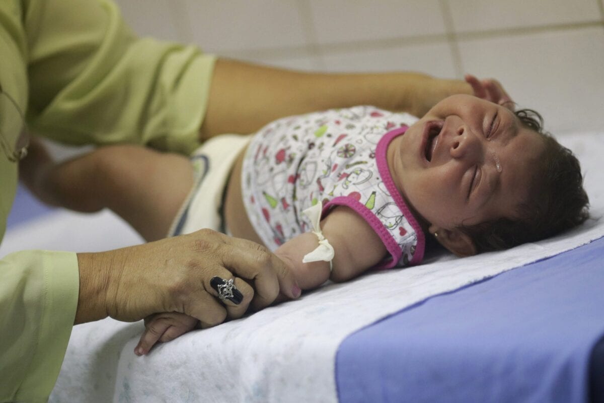 الوقاية من مرض فيروس زيكا , صور واعراض ومعلومات 5 Hospital staff Oswaldo Cruz prepares to draw blood from baby Lorrany Emily da Silva, who has microcephaly, at the Oswaldo Cruz Hospital in Recife, Brazil, January 26, 2016. Health authorities in the Brazilian state at the center of a rapidly spreading Zika outbreak have been overwhelmed by the alarming surge in cases of babies born with microcephaly, a neurological disorder associated to the mosquito-borne virus. Picture taken on January 26, 2016. REUTERS/Ueslei Marcelino