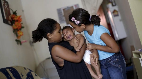 الوقاية من مرض فيروس زيكا , صور واعراض ومعلومات 3 Maria Clara (L) and Camile Vitoria hold their brother Matheus, who has microcephaly, in Recife, Brazil, January 27, 2016. Health authorities in the Brazilian state at the center of a rapidly spreading Zika outbreak have been overwhelmed by the alarming surge in cases of babies born with microcephaly, a neurological disorder associated to the mosquito-borne virus. REUTERS/Ueslei Marcelino