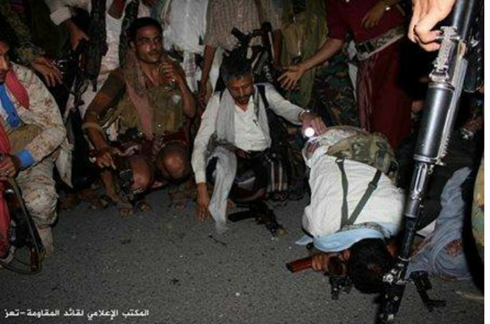 تحرير تعز, وفك حصار تعز , وسجود حمود المخلافي بعد فك الحصار وفرار ابو علي الحاكم 1 سجود حمود المخلافي بعد تحرير تعز وفك الحصار