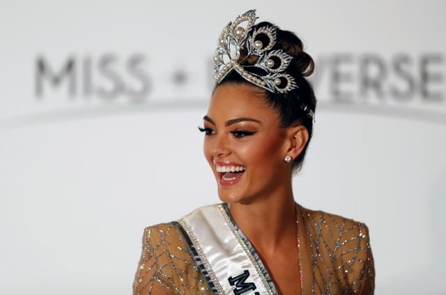 صور تتويج Demi-Leigh Nel-Peters ملكة جمال الكون