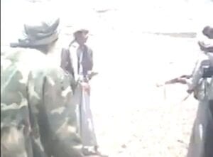 أب يسلم إبنه إلى أولياء الدم أب يسلم إبنه إلى أولياء الدم