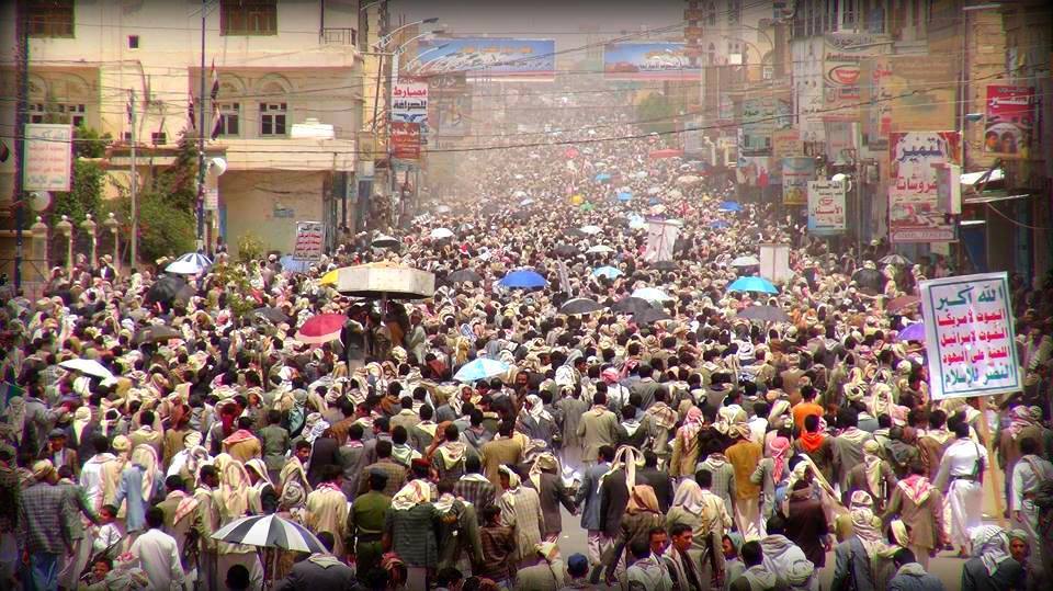 شعارات الحوثي تعلوا مسيرة مظاهرة اليوم الاثنين 4-8-2014 في اليمن 1 شعارات الحوثي تعلوا مسيرة مظاهرة اليوم