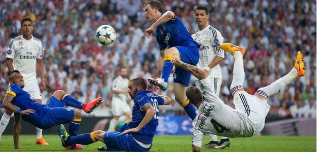 في الدقيقة 23 سجل كريستيانو رونالدو هدفا من ركلة جزاء ليمنح ريال مدريد التفوق في الدقيقة 23 سجل كريستيانو رونالدو هدفا من ركلة جزاء ليمنح ريال مدريد التفوق