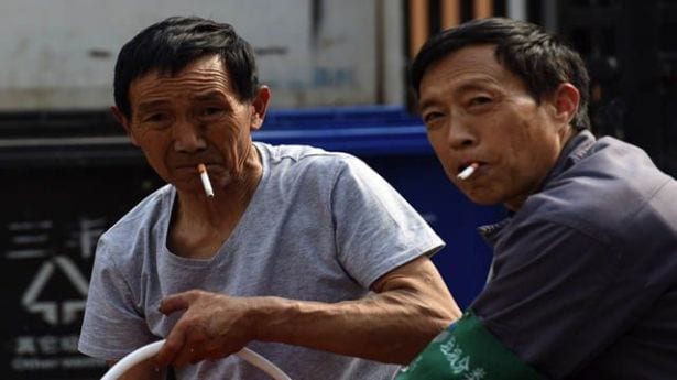 يدخن أكثر من ثلث السجائر المصنعة في العالم في الصين