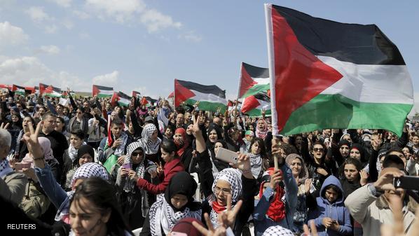 مسيرات عدة شهدتها الأراضي الفلسطينية. 1 Israeli Arabs and other supporters wave Palestinian flags as they march during a protest to mark the right of return for refugees who fled their homes during the 1948 war, near Tiberias in northern Israel April 23, 2015. The 1948 war followed the creation of Israel, which celebrated its 67th Independence Day on Thursday. REUTERS/Ammar Awad