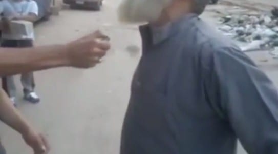 شبان يحرقون لحية رجل مسن في مصر صور وفيديو اخبار مصر 24-5-2015