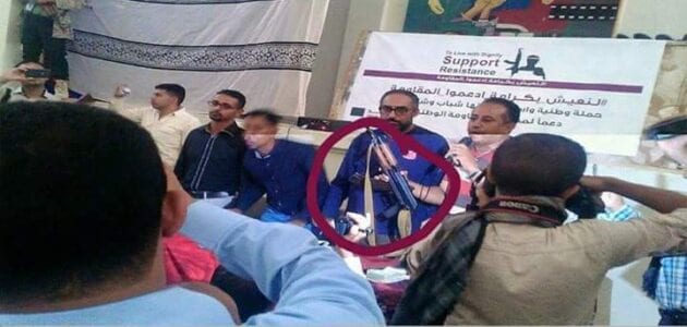 الشيخ حمود المخلافي يبيع سلاحة دعماً للمقاومة من أخبار اليمن 4-10-2015