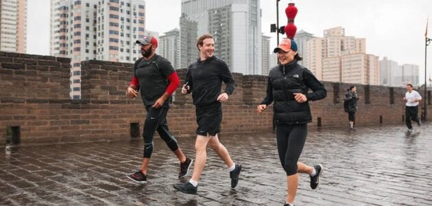 صور مؤسس فيس بوك مارك Mark Zuckerberg‎‏  في الصين مع الفريق في رياضة الركض