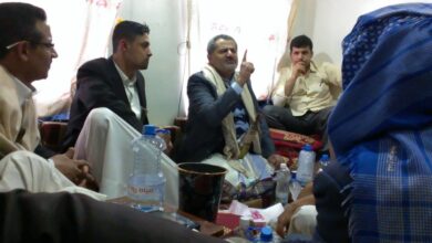بالصور ناصر محمد اليماني المدعي المهدية يلتقي ببعض الشباب في صنعاء 5