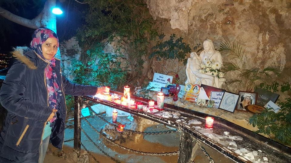 حنان حسين في إحدى الكنائس في لبنان بيروت حنان حسين في إحدى الكنائس في لبنان بيروت