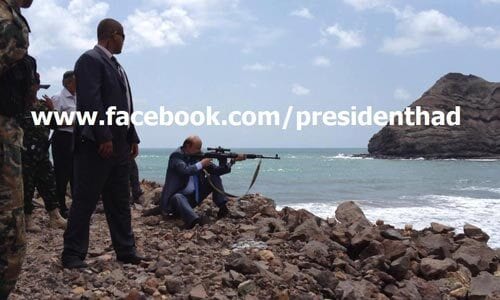 صور الرئيس اليمني عبده ربه منصور يمارس هواية القنص في عدن